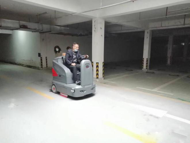 南平小区物业保洁不用人力改用驾驶式洗地机了